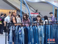 每年借会邀请老客户到现场洽商